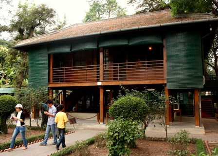 บ้านไม้ใต้ถุนสูงธรรมดาๆหลังหนึ่งตั้งอยู่ใจกลางกรุงฮานอย