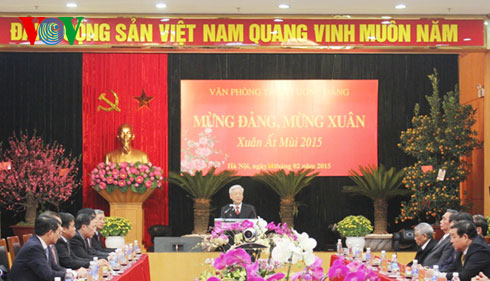 ท่าน เหงียนฟู๊จ่อง เลขาธิการใหญ่พรรคอวยพรเจ้าหน้าที่ข้าราชการสำนักงานคณะกรรมการกลางพรรค