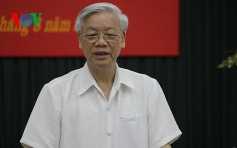 ท่าน เหงียนฟู๊จ่อง เลขาธิการใหญ่พรรคลงพื้นที่อำเภอ เตี๊ยวเกิ่น จังหวัดจ่าวิง