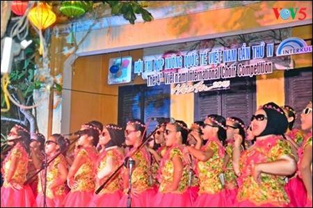 คณะนักร้องประสานเสียงโห่ยอาน-สะพานเชื่อมเพื่อนมิตรชาวต่างชาติ