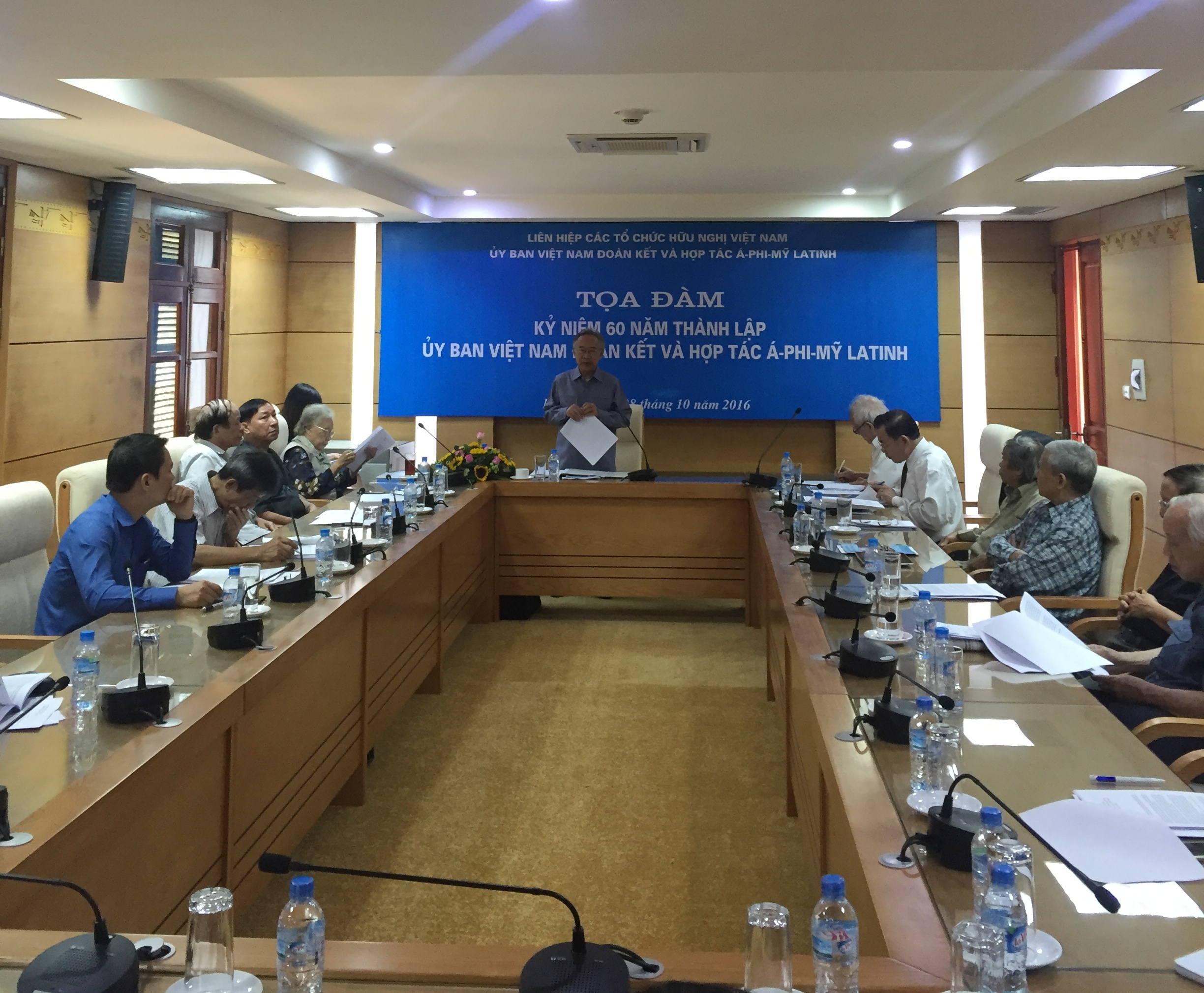 มีส่วนร่วมกับการต่อสู้ของประชาชนโลกเพื่อสันติภาพ เอกราชประชาชาติและความก้าวหน้าของสังคม