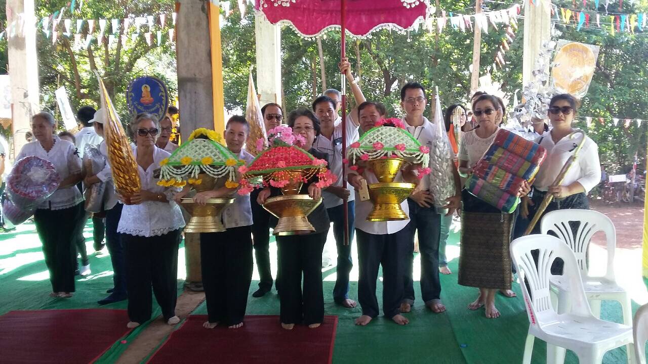 สมาคมชาวเวียดนามในอำเภอพังโคนได้จัดงานกฐินสามัคคีตามประเพณีของไทยเพื่อเรี่ยไรเงินบริจาคให้แก่วัด