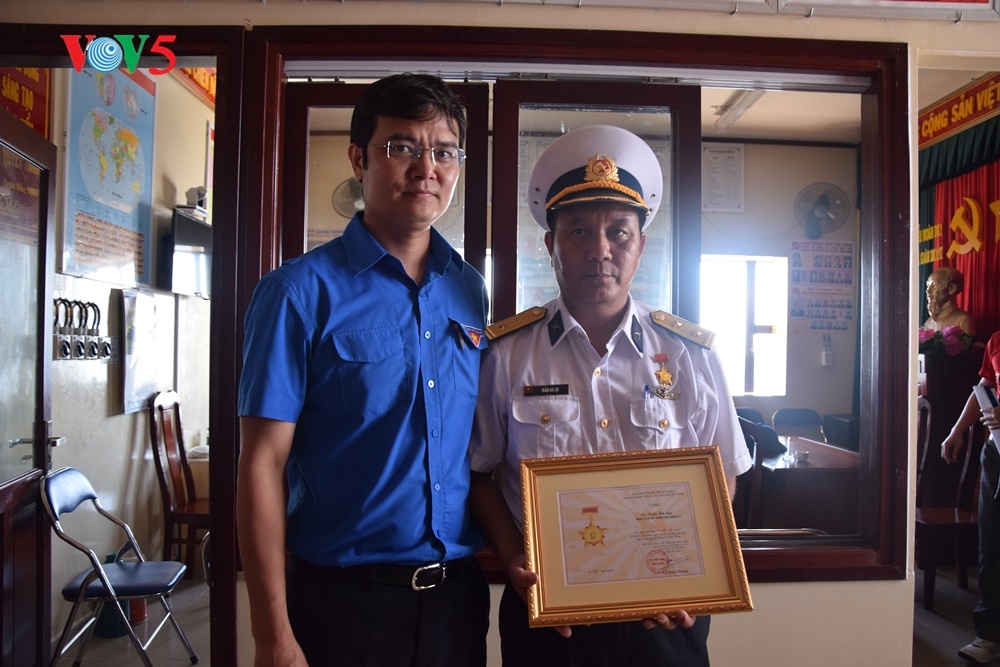 มอบเข็มที่ระลึกเพื่อคนรุ่นใหม่ให้แก่เจ้าหน้าที่ทหารบนหมู่เกาะเจื่องซาหรือสเปรตลีย์