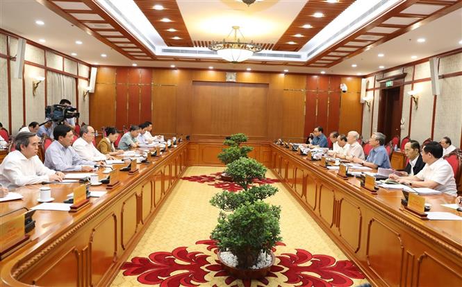 กรมการเมืองพรรคแสดงความคิดเห็นต่อโครงการเตรียมยื่นเสนอต่อที่ประชุมคณะกรรมการกลางพรรคครั้งที่ 8 สมัยที่ 12