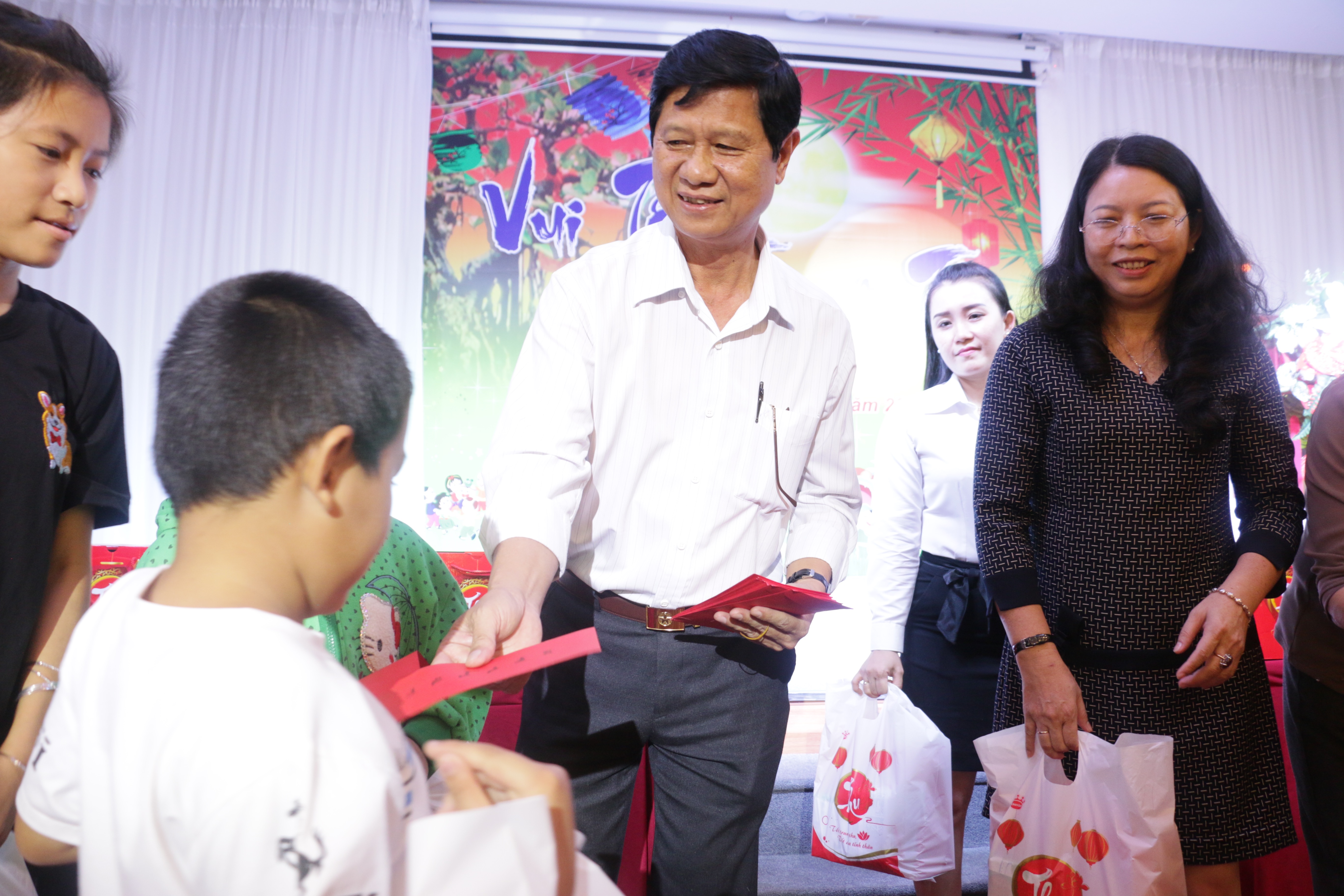 เทศกาลสารทไหว้พระจันทร์สำหรับเด็กที่มีฐานะยากจน