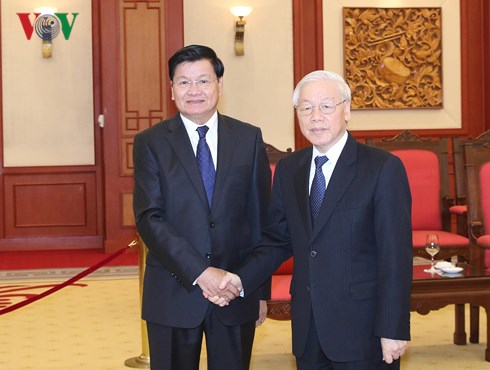 เลขาธิการใหญ่พรรคคอมมิวนิสต์เวียดนาม เหงียนฟู้จ่อง ให้การต้อนรับนายกรัฐมนตรีลาว