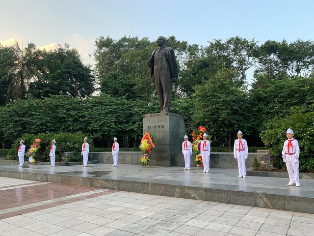 ผู้บริหารกรุงฮานอยไปวางพวงมาลาในโอการำลึกครบรอบ 101 ปีการปฏิวัติเดือนตุลาคมรัสเซีย