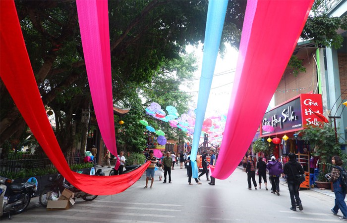 เอกลักษณ์สัปดาห์วัฒนธรรม การท่องเที่ยวและการค้าหมู่บ้านศิลปาชีพผ้าไหม หว่านฟุก