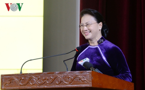 ประธานสภาแห่งชาติ เหงียนถิกิมเงิน เข้าร่วมพิธีรำลึกวันครูเวียดนาม ณ สถาบันการเงิน