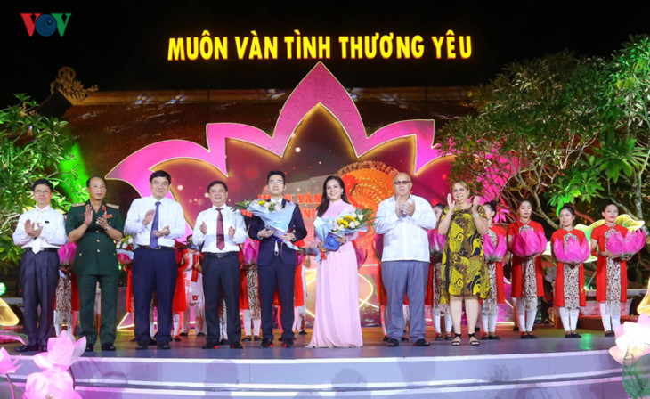 รายการศิลปะ “ความรักอันเปี่ยมล้น“- สร้างความซาบซึ้งใจและเป็นเอกลักษณ์