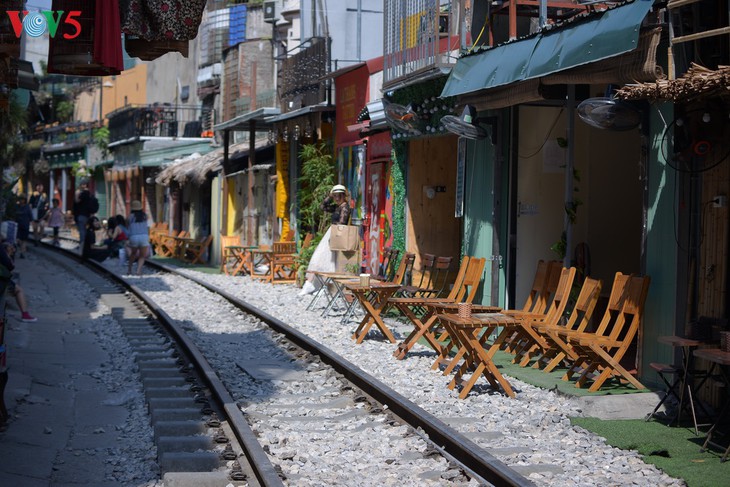 ศึกษาค้นคว้าร้านกาแฟริมรางรถไฟในกรุงฮานอย