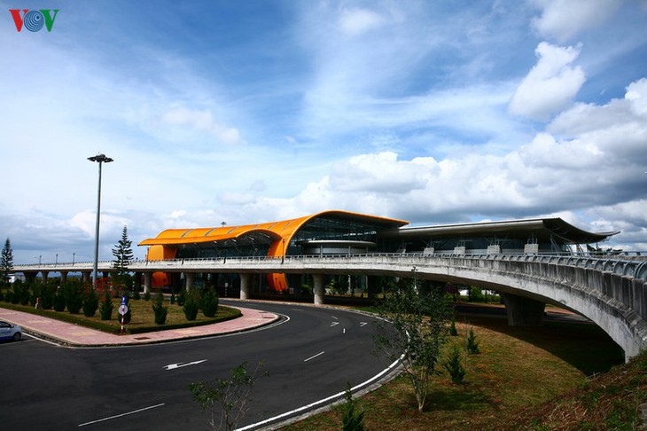 สนามบิน เลียนเคือง ดอกไม้ช่องามกลางเขตที่ราบสูงเตยเงวียน