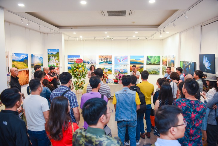 งานนิทรรศการการกุศล “ขบวนการนำแสงสว่าง” ดึงดูดผู้เข้าชมเป็นจำนวนมาก