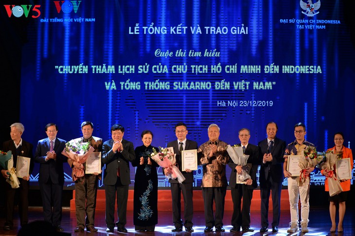 พิธีมอบรางวัลการประกวดเขียนบทความเกี่ยวกับการเยือนครั้งประวัติศาสตร์ของประธานโฮจิมินห์และประธานาธิบดีอินโดนีเซีย สุการ์โน- ความหมายที่ลึกซึ้ง