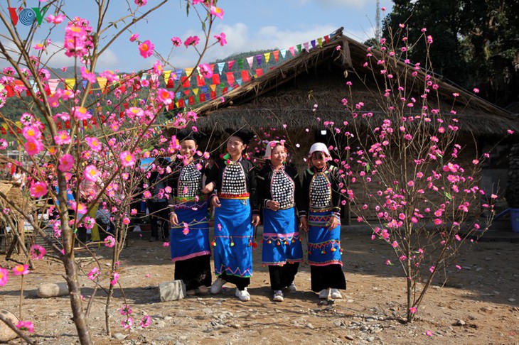 ความคึกคักของงานเทศกาลการโยนลูกช่วงในโอกาสปีใหม่ในเขตพื้นที่แม่น้ำด่าตอนบน
