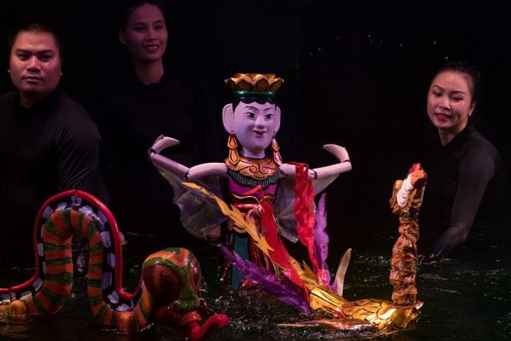 เรื่องราวเกี่ยวกับผู้ที่ค้นหาแนวทางใหม่ๆให้แก่การเชิดหุ่นกระบอกน้ำ