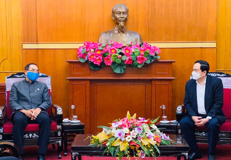 ทีมประเทศไทย ภาคเอกชนและชุมชนไทยในเวียดนามร่วมบริจาควัสดุทางการแพทย์และเงินสมทบทุนกว่า ๑.๗ พันล้านด่งเพื่อบรรเทาผลกระทบจากโรคโควิด ๑๙ ในเวียดนาม