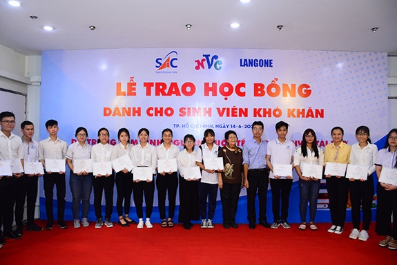 มอบทุนการศึกษาให้แก่นักเรียนและนักศึกษาที่ฟันฝ่าอุปสรรคและมีผลการเรียนดี