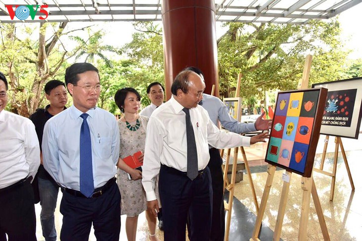 งานนิทรรศการภาพวาดของจิตรกรร่วมสมัยเวียดนามในช่วงปฏิบัติการเว้นระยะห่างทางสังคม