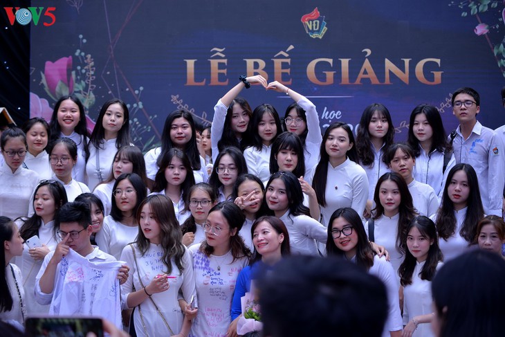 เสี้ยวนาทีปิดเทอม อำลาเพื่อนๆของนักเรียนมัธยมศึกษาตอนปลาย ม.6