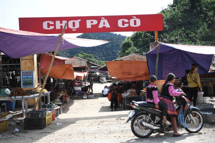 สีสันผ้าลายพื้นเมืองในตลาดนัด ป่าก่อ