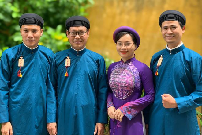 ข้าราชการชายในกรุงเก่าเว้ใส่ชุดอ๊าวหย่าย หงูเทิน ไปทำงานเพื่ออนุรักษ์ชุดประจำชาติเวียดนาม