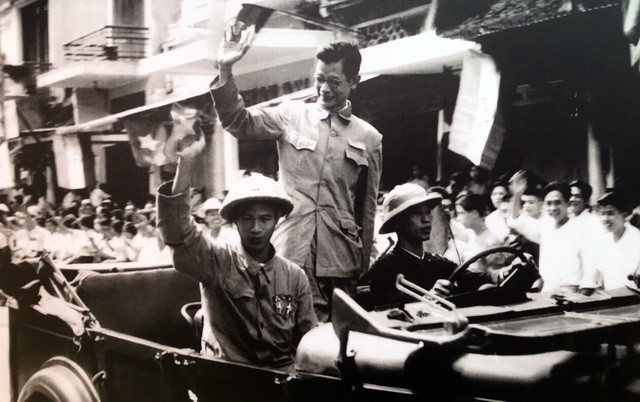 ภาพถ่ายที่ล้ำค่าเกี่ยวกับวันปลดปล่อยเมืองหลวงฮานอย 10 ตุลาคมปี 1954