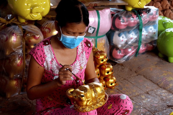หมู่บ้านทำเครื่องปั้นดินเผาในจังหวัดบิ่งเยืองผลิต “ฉลูทอง”ต้อนรับตรุษเต๊ต