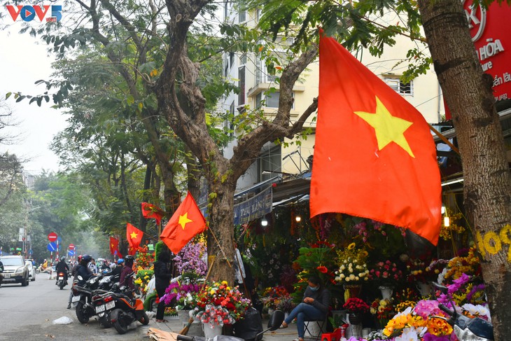 กรุงฮานอยเต็มสีสันของธงชาติและดอกไม้เพื่อฉลองการประชุมสมัชชาใหญ่พรรคคอมมิวนิสต์เวียดนามสมัยที่ 13