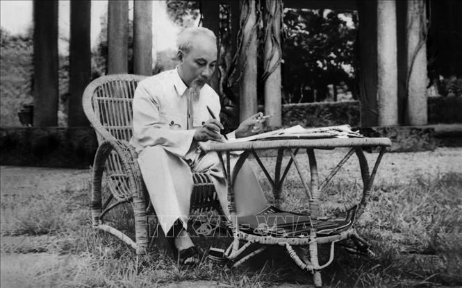 ประธานโฮจิมินห์: แบบอย่างคุณธรรมและสติปัญญาของประชาชาติและยุคสมัยใหม่