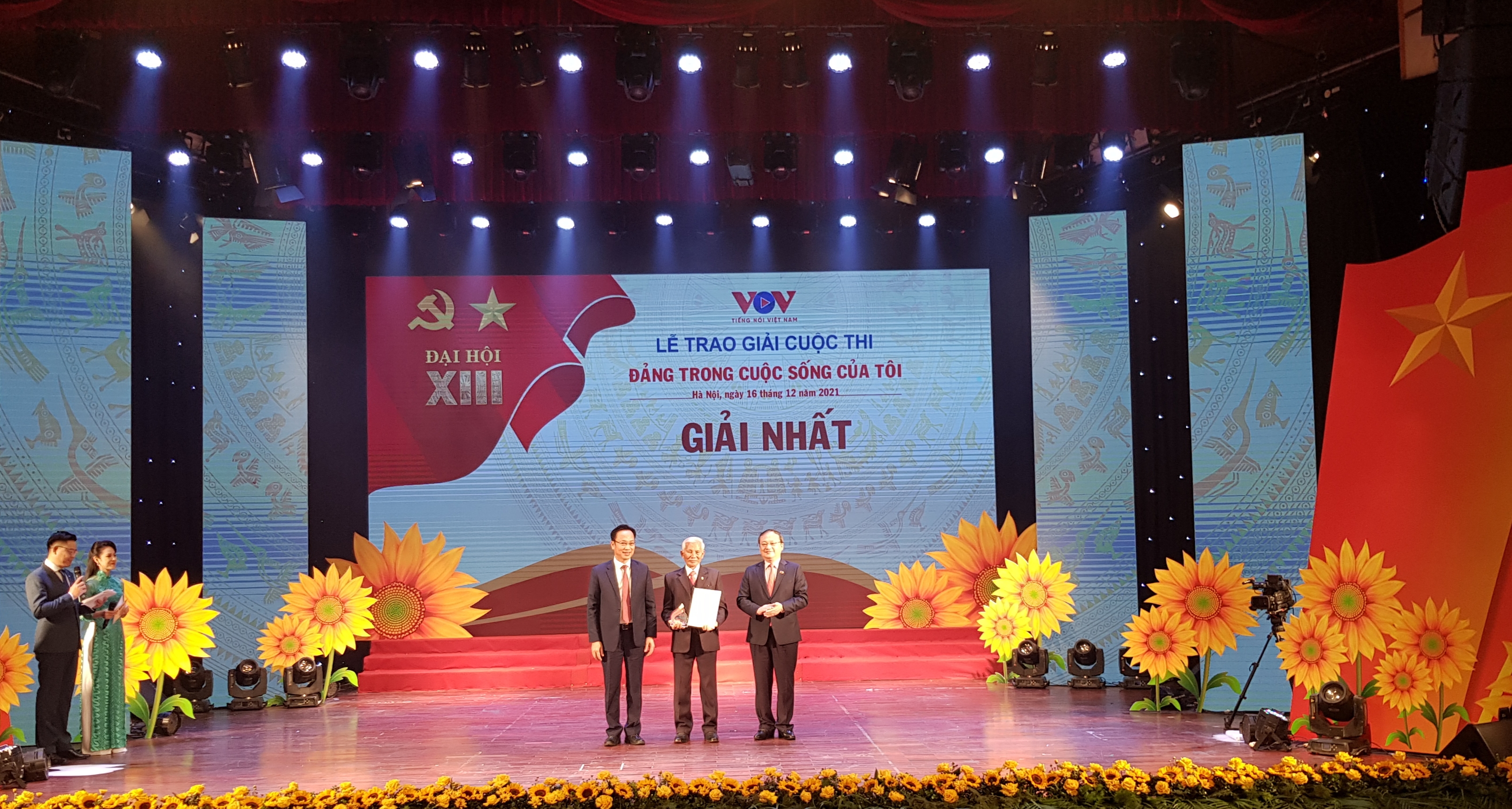 ​พิธีมอบรางวัลสำหรับการประกวด “พรรคในชีวิตของฉัน ” และการประกวด “แปรมติของพรรคเข้าสู่ชีวิต“