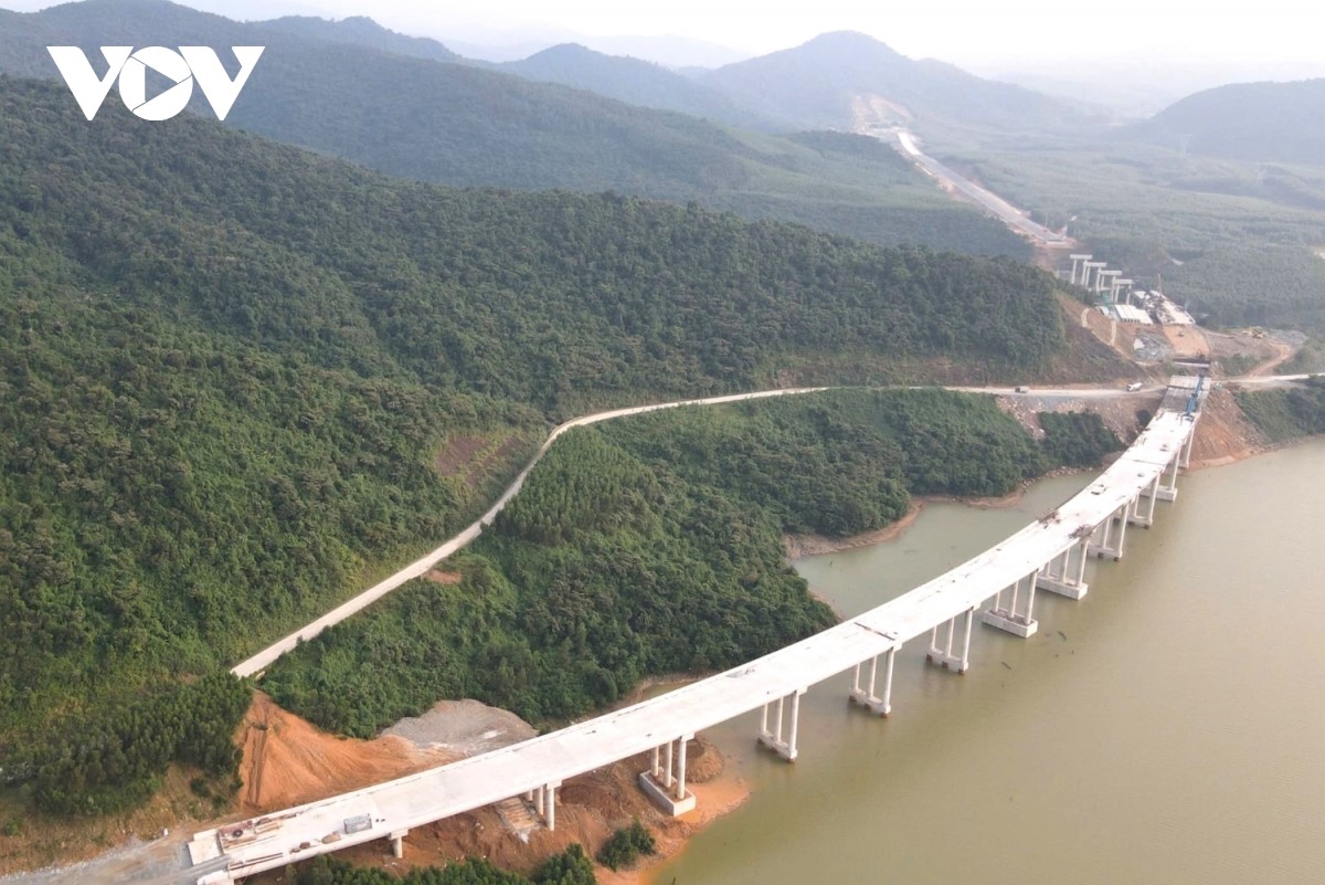 โครงการสำคัญๆ ในโอกาสรำลึกครบรอบ 50 ปีการรวมประเทศเป็นเอกภาพ