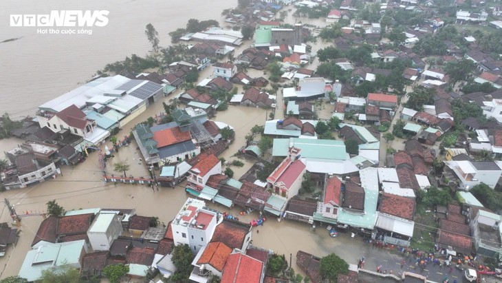 ประมวลภาพน้ำท่วมใหญ่ในเวียดนามกลางตอนใต้ทำให้บ้านเรือนนับหมื่นหลังจมอยู่ใต้น้ำและการถอนกระเบื้องหลังคาออกเพื่อขอความช่วยเหลือ