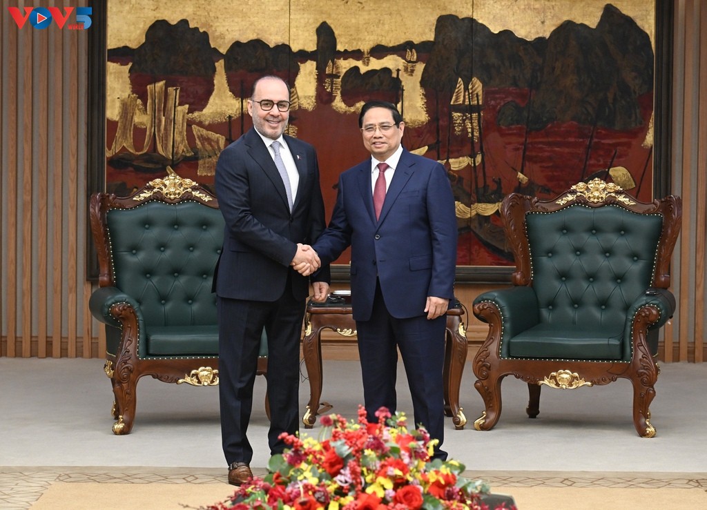นายกรัฐมนตรี ฝ่ามมิงชิ้ง เสนอให้กาตาร์ผลักดันความร่วมมือด้านพลังงานกับเวียดนาม