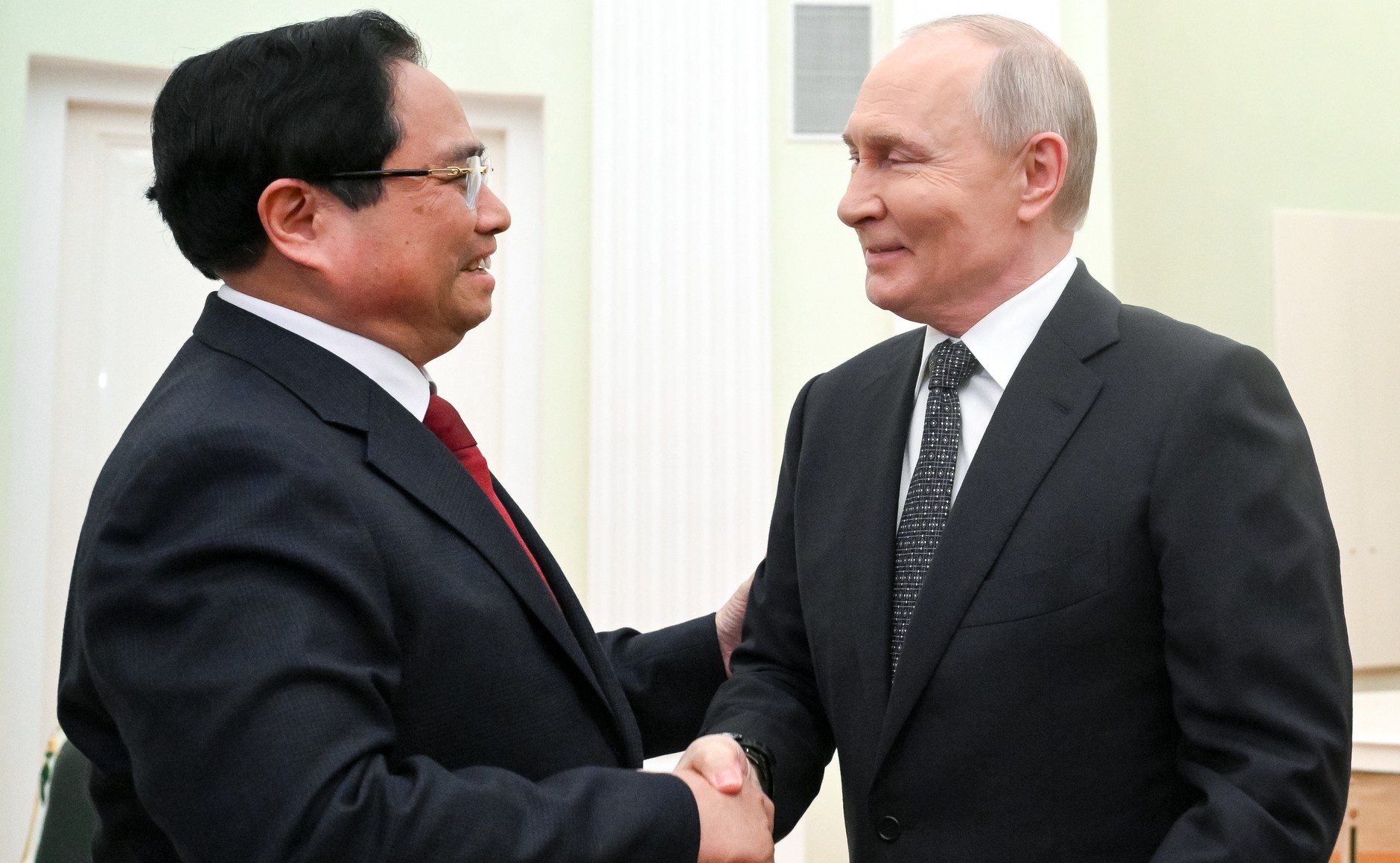 นายกรัฐมนตรี ฝ่ามมิงชิ้ง พบปะกับประธานาธิบดีรัสเซีย วลาดีเมียร์ ปูติน