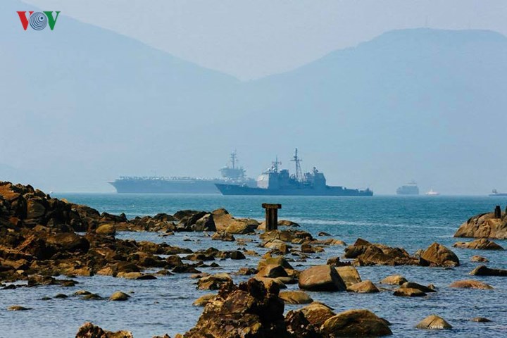 미국해군 다낭시 Tien Sa항 기항