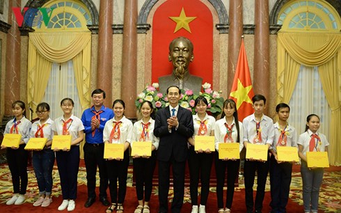 Tran Dai Quang국가주석 3차 전국 우수 지도자 대회 참여 아동들 만나
