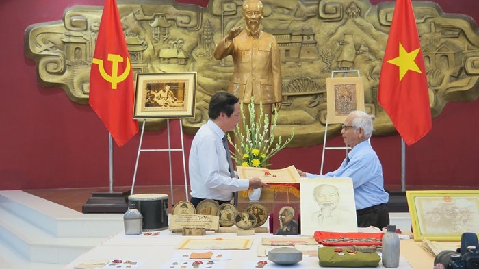 Thua Thien - Hue Ho Chi Minh 박물관, 189개 현물 및 자료들 수여 인수식