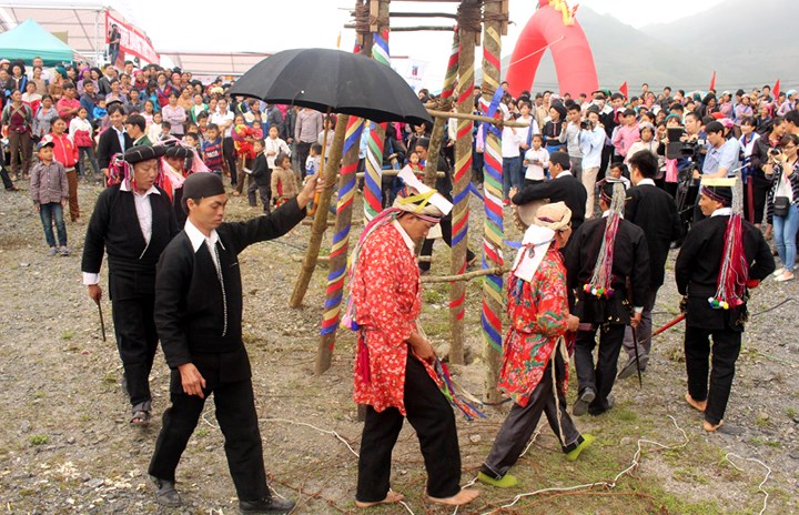 Dao Dau Bang 사람들의 Tu Cai 의식