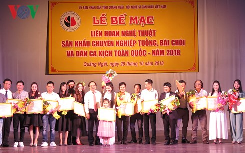 전국 민요극,  바이쪼이(bài chòi ), 뚜엉 (tuồng)  전문 공연 대회 수여식