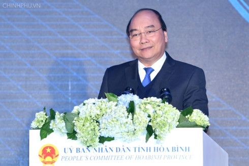 Nguyen Xuan Phuc총리, Hoa Binh성 투자 촉진 회의에 참여