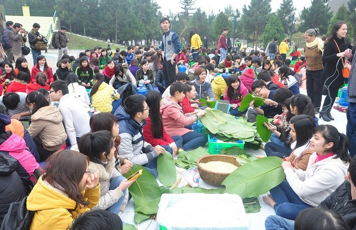 불우이웃의 설맞이를 위한 bánh chưng (바잉 쯩) 포장