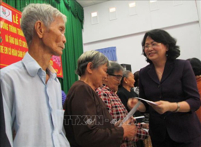 Đặng Thị Ngọc Thịnh (당 티 응옥 팅) 국가부주석, Long An성 정책대상 가족들에게 설날 선물 전달