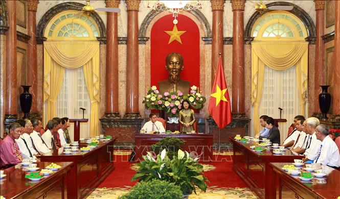 당 티 응옥 틴 (Đặng Thị Ngọc Thịnh) 국가부주석, 짜빈 (Trà Vinh) 성 유공자 대표단 접견