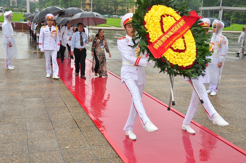 띠이엔 지앙(Tiền Giang)성, 응에 안 (Nghệ An)성 유공자 대표단, 하노이, 호찌민묘 방문