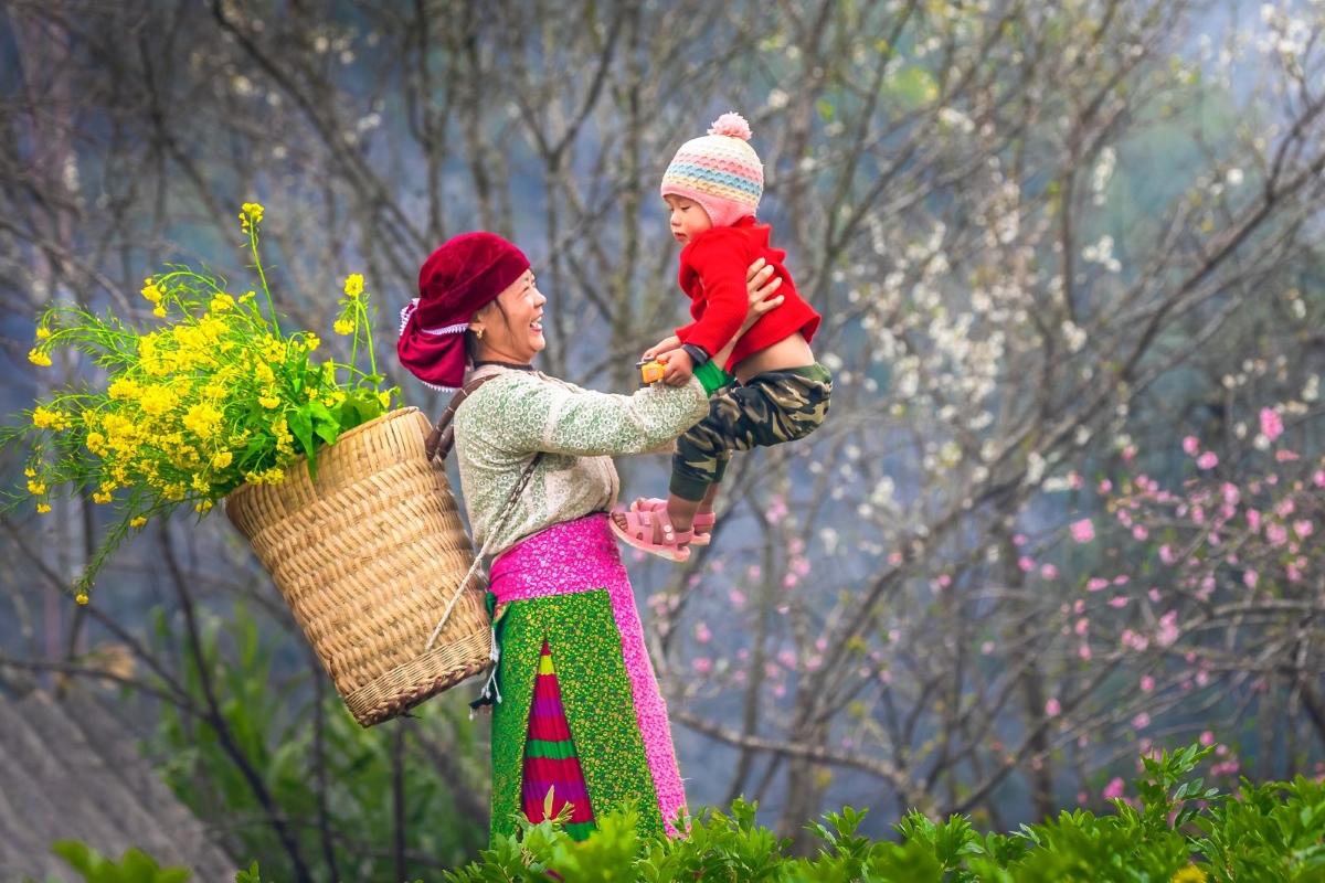 Comment les Mông de Dông Van attribuent-ils un prénom à leurs enfants?