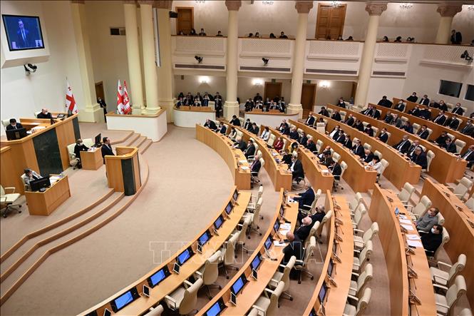 ЕС призывает решить политический кризис в Грузии