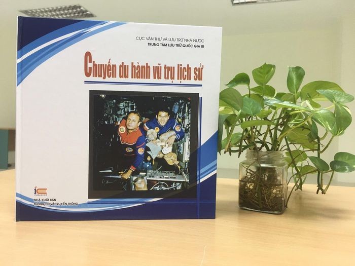 Запуск бумажной вьетнамской версии книги «Историческая космическая экспедиция»