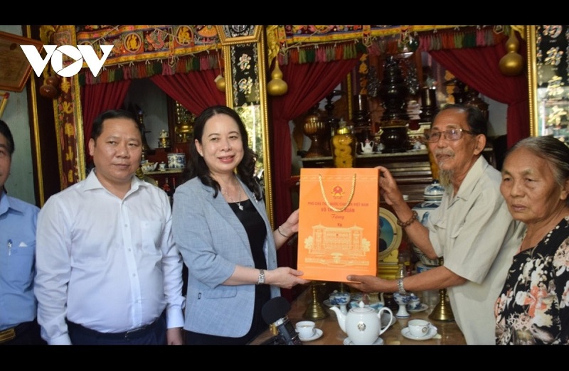 Народ чтит заслуги павших солдат