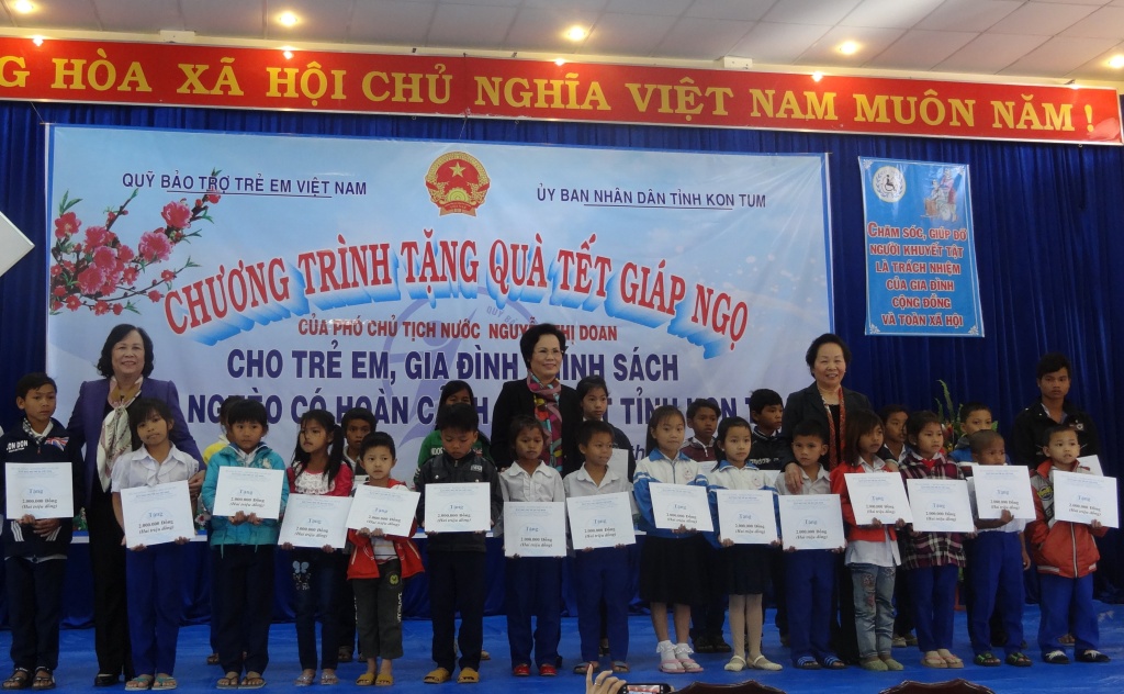 Вице-президент СРВ передала подарки детям, семьям-льготникам и малоимущим семьям Контума